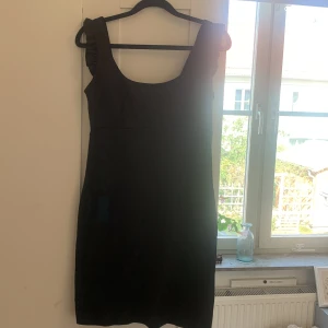 Klänning från ginatricot  - Storlek 36 aldrig använt 