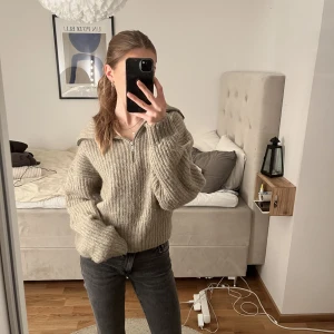 Stickad tröja - Supermysig beige stickad tröja från ginatricot i storlek S. Använd fåtal gånger och är i nyskick. Perfekt mysig nu till hösten. Säljer pga kommer ej till användning 
