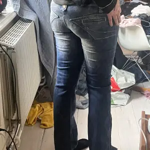 Coola jeans. Fint skick, lite korta på mig som är 171cm