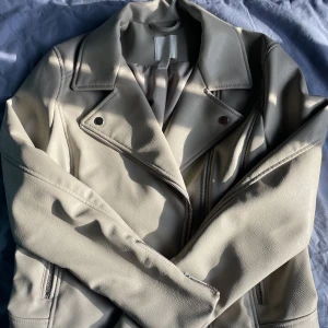 Skinnjacka - Beige H&M skinnjacka i oanvänt skick. 