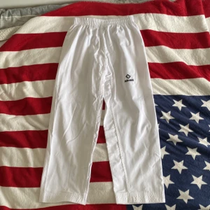 Vita byxor - Hej säljer dessa fina byxor från Budo nord Byxorna var mina gamla taekwondo byxor som inte längre passar mig Kan användas för träningen eller ha som lätta byxor. Storlek M Vid frågor eller intresse skriv 