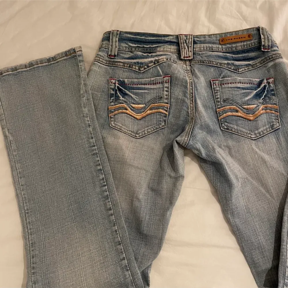 Ljusblå lågmidjade bootcut jeans storlek 38/M står det på lappen men är lite stretchiga så passar mindre också. Ifrån ett märke som heter The Queen Jeans. Cirka 87cm i innerbenslängd och 38 cm tvärs över midjan. Direktpris: 400 (+frakt). Jeans & Byxor.