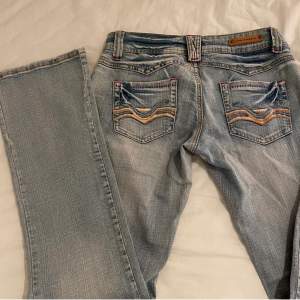 Ljusblå lågmidjade bootcut jeans storlek 38/M står det på lappen men är lite stretchiga så passar mindre också. Ifrån ett märke som heter The Queen Jeans. Cirka 87cm i innerbenslängd och 38 cm tvärs över midjan. Direktpris: 400 (+frakt)