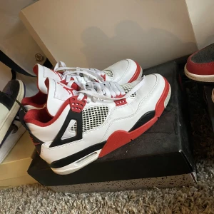 Jordens 4 - Jordens 4, bra skick använda få talet gånger. My pris 5000kr från sold out Storlek 42,5