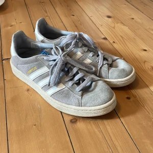 Gråa adidas campus skor - Populära gråa adidas campus skor. Använda men fortfarande i bra skick. Storlek 40 2/3. Frakt tillkommer 