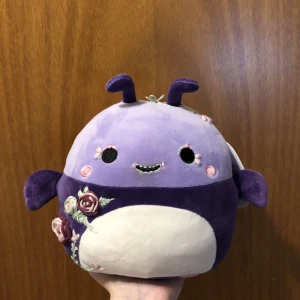 Squishmallows Axel custom - Handgjord design på orginal Axel Squishmallows Axel 19cm
