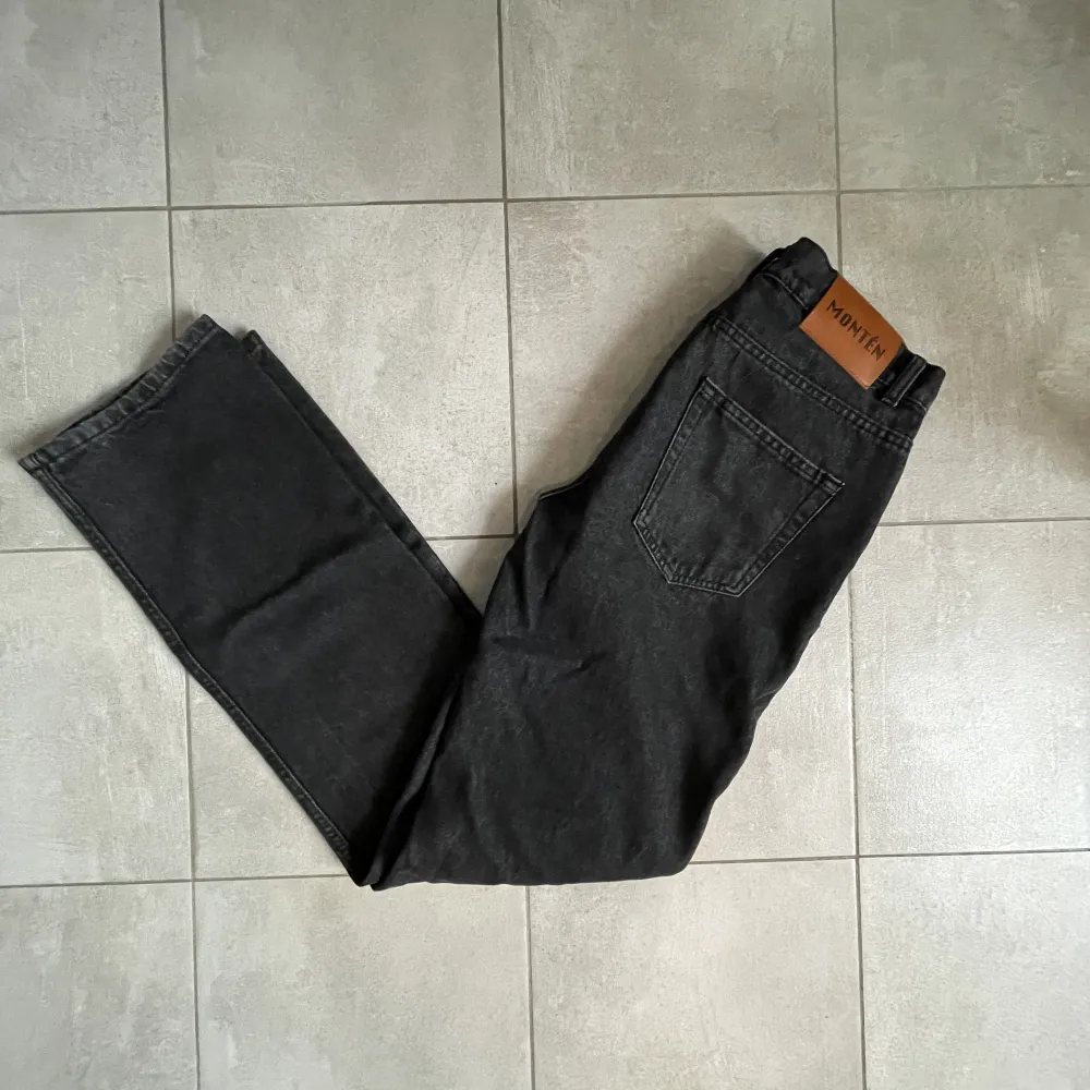 Jeans från MONTÉN | storlek 32/32 | skicket på jeansen är väldigt bra | pris 400kr. Jeans & Byxor.