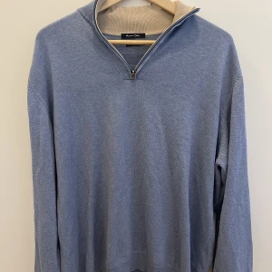 Massimo Dutti kashmir halvzip - Kashmir halvzip från Massimo Dutti! Skitsnygg ljusblå färg med en beige krage! Cond 9/10. Storlek XL men passar L. Nypris ca 1000kr mitt pris 599kr! 