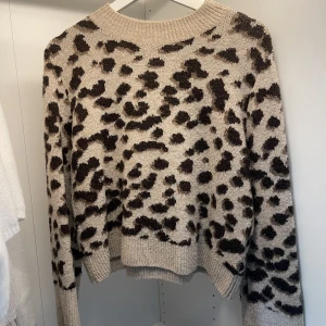 Stickad tröja  - Stickad leopard mönstrad tröja från H&M. Strl xs/s💕 super skön och mjuk i materialet och inte nopprig. Perfekt nu till hösten👌🏼🍂320kr+frakt🙌🏼 skriv vid funderingar/frågor❣️❣️