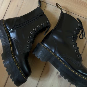 Dr Martens Jadon - I skinn - Tyvärr för små för mig så endast använda en gång. Finns enstaka små märken i lädret men så gott som nyskick. 