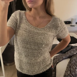 Stickad topp - Super söt stickad topp som tyvärr inte kommer till användning. Storlek M men är mer en Xs/S Köp för 300kr🩷