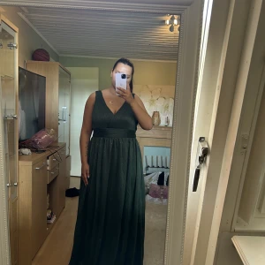 FESTKLÄNNING - Storlek 1xl, endast testad ej använd. Super fin färg!