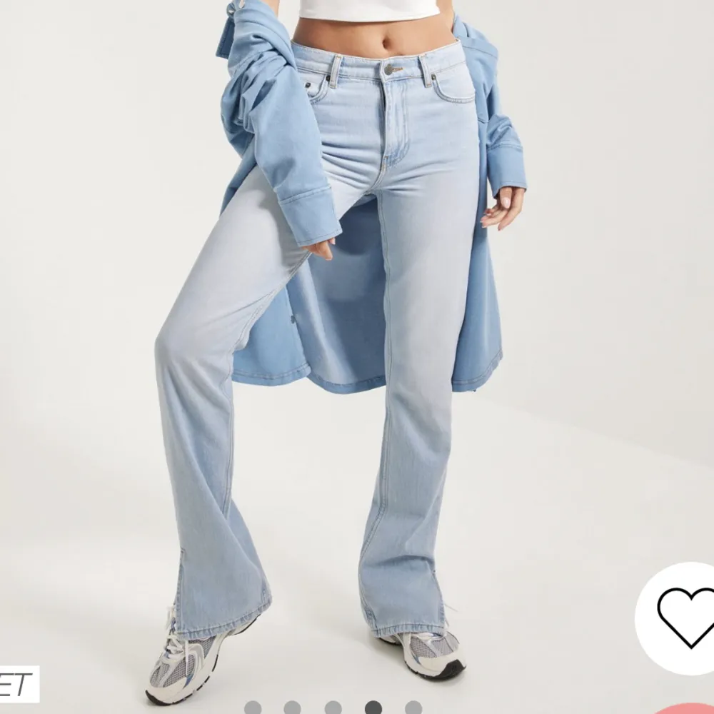 Säljer nu mina blåa jeans som har slits från Nelly, de har medelhög midja och är storlek 36! Väldigt fina och formar kroppen. Jeans & Byxor.