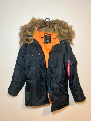 Alpha industries vinterjacka  - En alpha industries vinterjacka i storlek s som har använts i 2 vintersäsong. Säljer den då jag inte använder den längre, säljs i uppsala och Stockholm. 