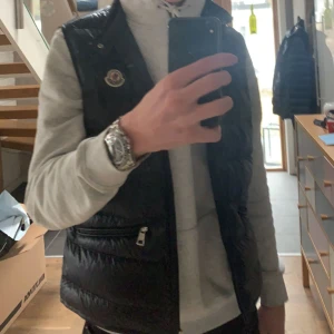Moncler gui väst - Jag säljer nu min Moncler GUI väst. Jag köpte den i förra året i maj och den är snålt använd. Skicket är 9/10. I västen är det storlek 1 och den passar både tjejer och killar. Hör av er med fler frågor!