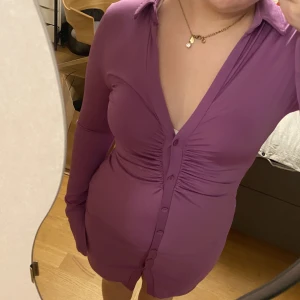 Klänning från Nelly  - En fin lila klänning från Nelly, köpt här på plick och bara andvänd en gång av mig. Storlek M