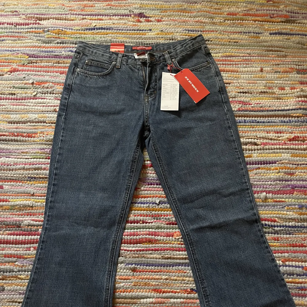 Säljer dessa lågmidjade bootcut jeans från mexx med lappen kvar💕💕. Jeans & Byxor.