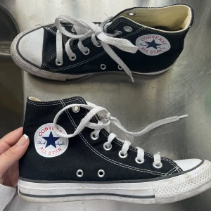 Svarta converse - Säljer dessa svarta conversen. Sparsamt använda, så jättebra skick! Frakt tillkommer☺️