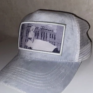 Emilio pendeza keps - En fin grå emilio pendeza keps använd ett fåtal ggr, nypris 800 säljer för 300