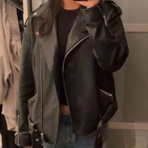 Skinn jacka  - Jätte fin skinnjacka, köpte den här på plick men har ingen användning av den längre. Skit snygg. Pris kan diskuteras och nytt skick! Skriv för fler bilder