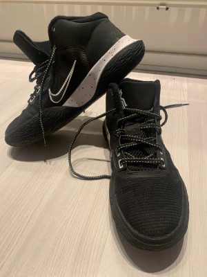 Nike Basketskor - Strl 41. Fint skick men lite nopprig runt hälen, därav priset.