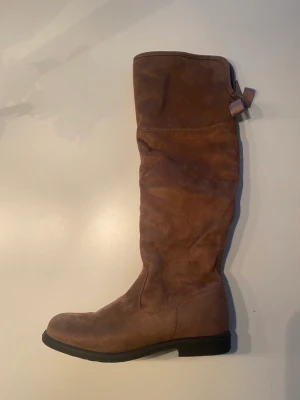 ❤️ - Jag säljer dessa skor. Knappt använda  (Max 2 gånger) Jättebra skick.  Skriv om du vill ha mer bilder eller frågor🤍