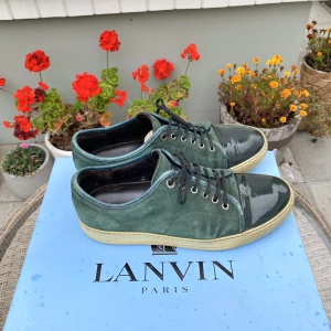 Lanvin Patent Cap Toe Sneaker Green - Hej, säljer ett par väldigt unika Lanvin Cap Toe Sneakers i grön mocka och toebox. Skorna är i bra skick utan defekter. Size 8 vilket motsvarar 42/43. Sällsynt färgkombo och snygg nu till hösten. Nypris runt 4300kr. Pris kan diskuteras. Hör av dig! 