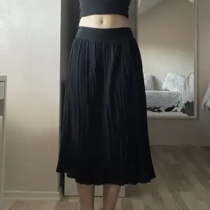 Fin kjol, perfekt till sommarn eller nu till hösten. Jag har tyvärr ingen användning av den längre. Lite nopprig, men inget som märks om man inte kollar jättenära i dagsljus. Nypris: 399 kr
