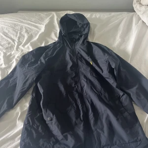 Tunnare jacka - Använd några gånger 9/10 skick. Storlek L men passar M också. Pris kontaktas i dm.