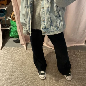 Roxy linnebyxor  - Säljer dessa Roxy linne byxor. Dom är i S men uppsydda tror jag. Fick dom. Trots de tycker jag de är bra skick. Inget speciellt som jag kan se. 270 plus frakt 