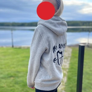 Snygg hoodie - Säljer min superfina mi Amor hoodie Inga defekter tröjan är som ny💘  Den är köpt på zalando från början.