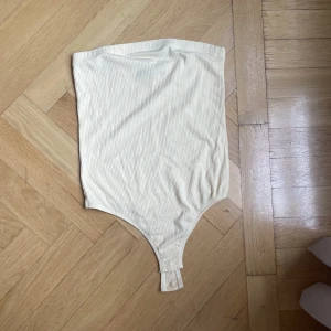 Bandeau body - Pastell gul bandeau från bikbok i storlek S