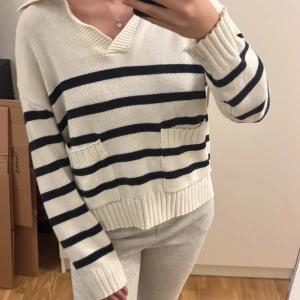 Stickad tröja - En vit/blå stickad tröja ifrån Holly&whyte i storlek S. Tröjan har använt men är i gott skick. Perfekt nu till hösten🍁🍁