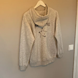 Ma cherie hoodie - Här säljer jag min ma cherie hoodie pga att den inte kommit till någon användning den är i ny skick endast använd få gånger ny pris:250kr . Pris kan diskuteras❤️