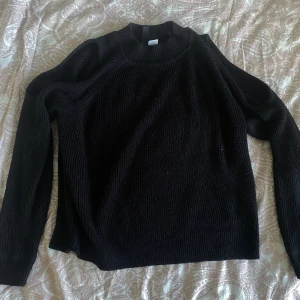 svart tröja med cut outs - en gullig liten svart tröja med cut outs. välanvänd men i bra skick!