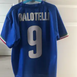 Säljer min Balotelli tröja som är köpt i Rom, använd ett fåtal gånger. Säljer den pga den är för liten Skick 10/10