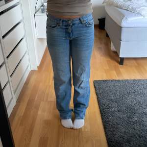 Jeans från Gina i storlek 32, mid reis, låg midjade 