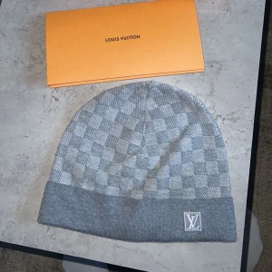 Louis vuitton mössa - Bra skick, använd fåtal gånger, fläck på baksidan (se bild) men inget man tänker på när mössan sitter på