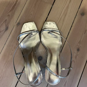 Mango silver klackar  - Använda 2 gånger så är som nya. Storlek 39. Köpta för 799. Silver metallic. 