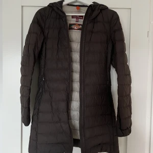 Parajumper Irene - Parajumper jacka Irene, brun. Använd men fint skick. Storlek xs. Säljer för 1500kr då jag inte hittar kvittot, köpt på johnells. 