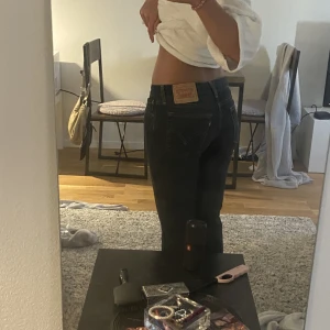 Levis Jeans! - Säljer dessa Levis jeansen som är i Storlek S/M. Jag är 172 cm lång och ni ser hur den sitter på mig på bilden. 