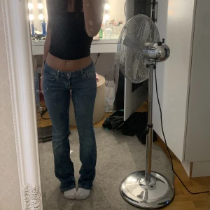 Jeans - Säljer dessa mörkblåa, lågmidjade bootcut eftersom dem inte kommer till någon användning längre 🩵