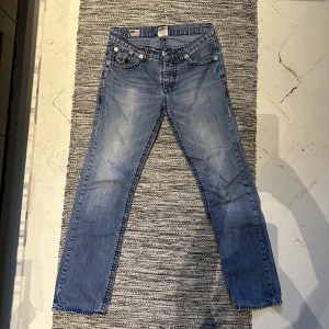 true religion ”billy super t” - säljer dessa trueys pga använder dom inte D: dom har en pytteliten fläck men det är inget som stör, kom dm för bild🧛🏻‍♀️ storlek 33 US men passar M-L
