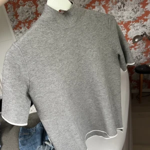 Stickad topp🙏🏻 - Skit snygg stickad T-shirt från zara🫶 aldrig kommit till användning 