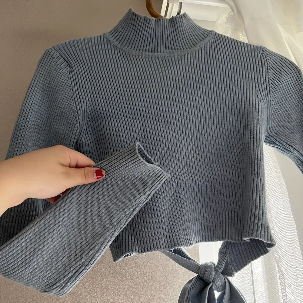 En jättefin stickad tröja med öppen rygg från zara. Den har en mer klarblå färg i verkligheten och är i bra skick. Storlek S.. Toppar.