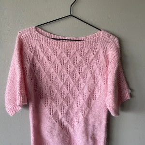 Mjuk stickad tröja - Oanvänd stickad tröja i ull Storlek xs-m Superfin rosa färg samt hålstickning där fram som gör den unik. Köpt secondhand.