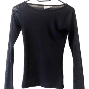 Tunn tröja - En tunn intimissimi liknande tröja. Har bara provat tröjan en gång.