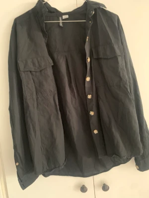 Skjorta  - Skjorta med fickor och mörkare knappar. Fint skick strl 38