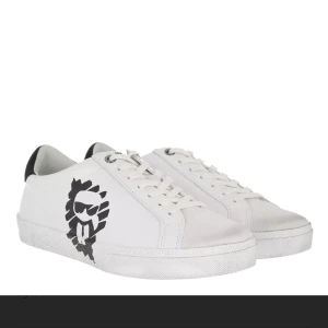 Karl Lagerfeld Skor - Säljer mina Karl Lagerfeld skor då dom bara står, använda 2-3 gånger men inget mer då dom inte riktigt är min stil