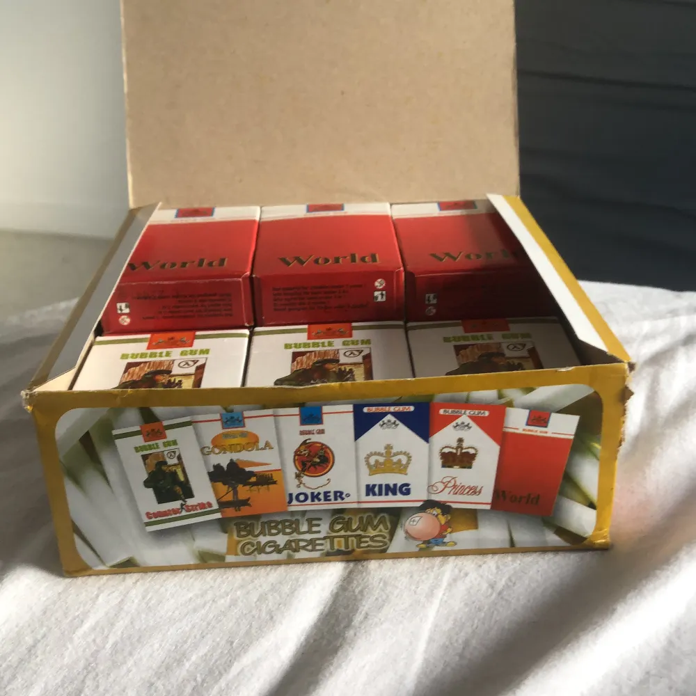 Boxen är öppen och det är 3 stycken paket som är borta men det är 15 st kvar i dom är i bra kvalité. Muu.